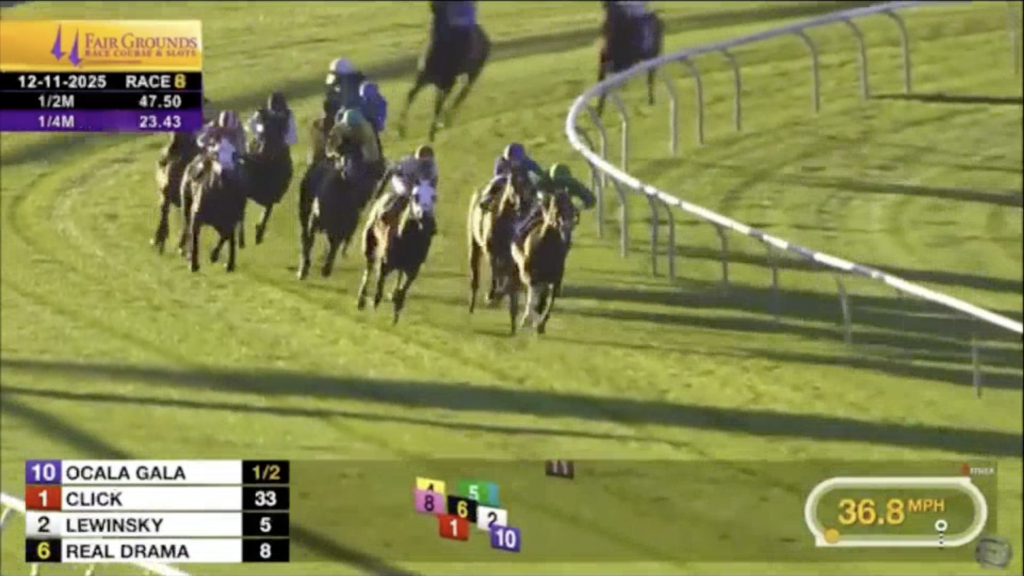 High Street Pizzaz on the outside at the top of the stretch.