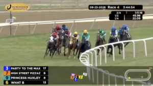 High Street Pizzaz vies for the lead at the top of the stretch